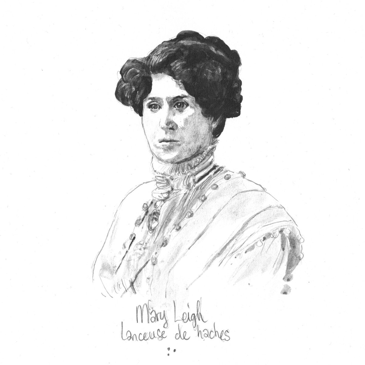 Fast Mary Leigh portrait on a square white paper. She is around thirty or forty on this depiction. She wears black hair, carefully structured in the 1900 wealthy people style. She as a wrinkled white collar and a scarf tied under it. All her clothes are whitish. Her face looks somewhat driven, with big eyes wide open, and this gives her a not particularly warm appearance.